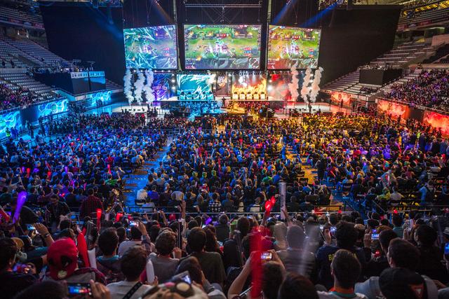 尽管他在被 尽管他在被